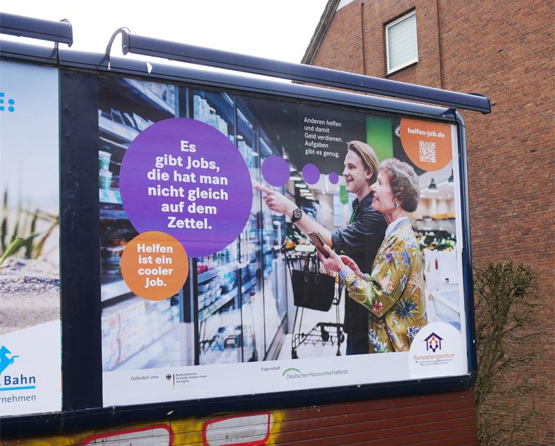 Ältere Dame und junger Mann in einem Supermarkt, Plakat der Imagekampagne