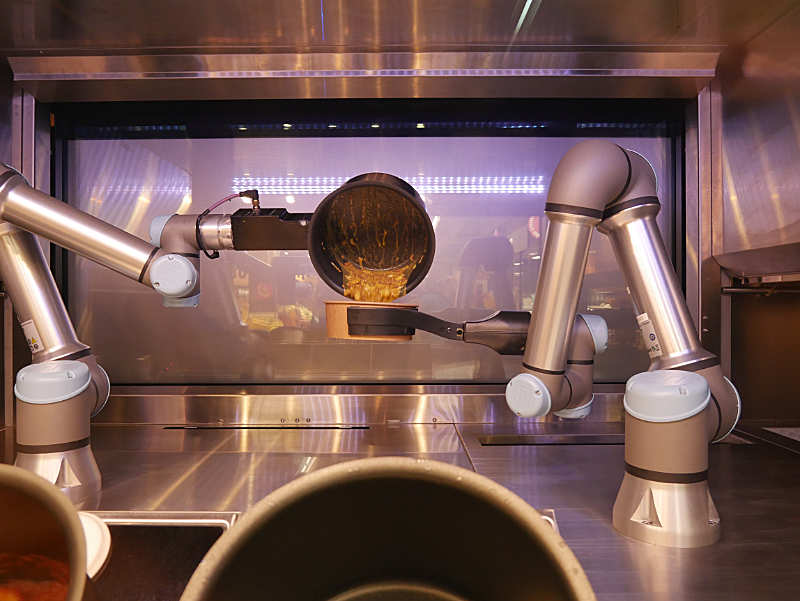 Das Gericht wird in den Transportbehälter umgeschüttet