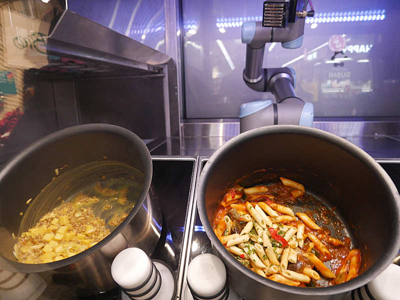 Töpfe werden auf den Kochfeldern gedreht