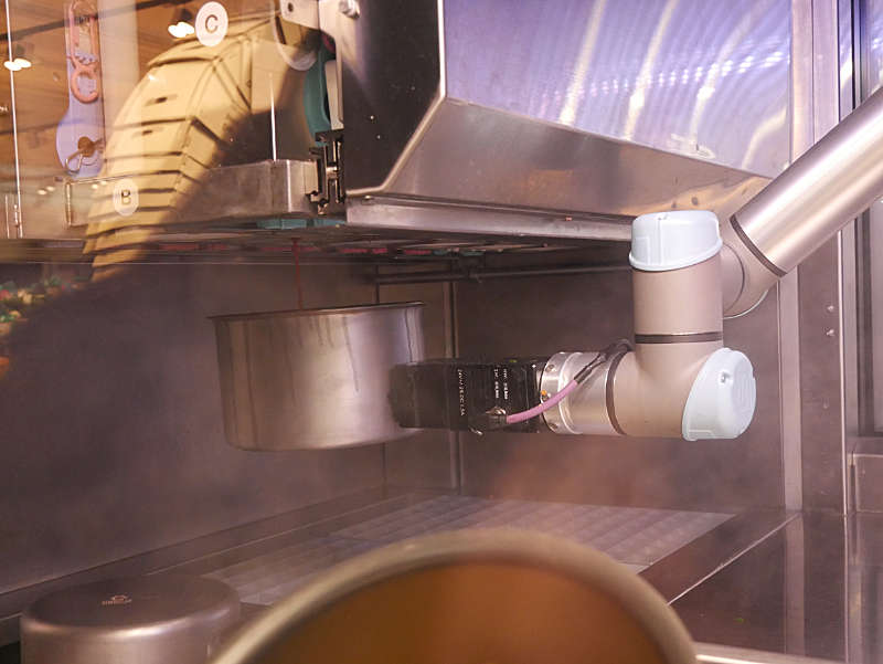 Soße fließt in einen Kochtopf