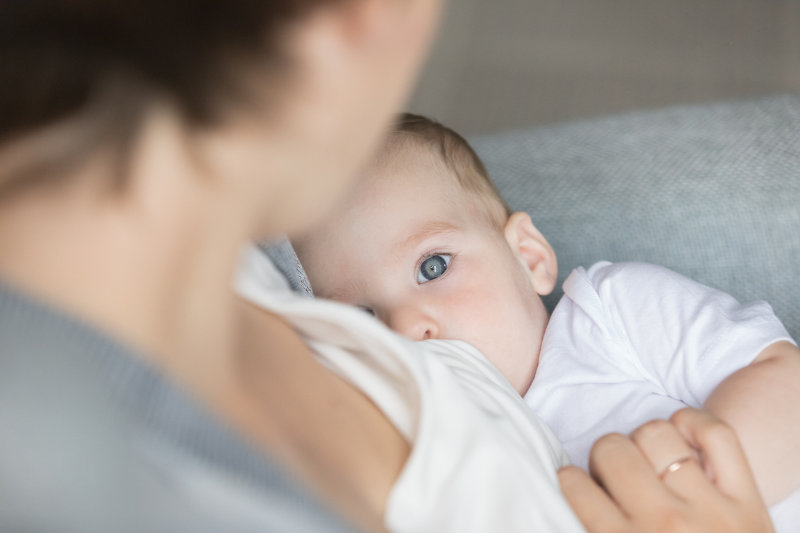 Stillende Mutter mit ihrem Säugling